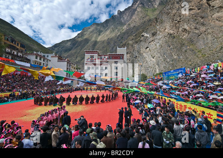 Ethnic Tibetans attend folk dance and music festival, Danba, Sichuan Province, China Stock Photo