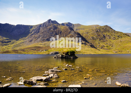 View across Llyn Idwal lake to Devil's Kitchen and Y Garn mountain in mountains of Snowdonia. Cwm Idwal Ogwen North Wales UK. Stock Photo