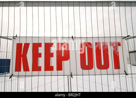 KEEP OUT sign on a wire mesh fence Stock Photo