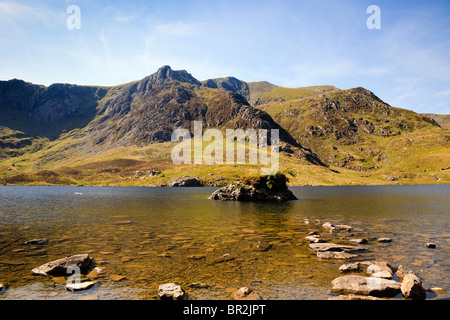 View across Llyn Idwal lake to Devil's Kitchen Y Garn and Foel Goch mountains in Snowdonia National Park. Cwm Idwal Ogwen North Wales UK Britain Stock Photo