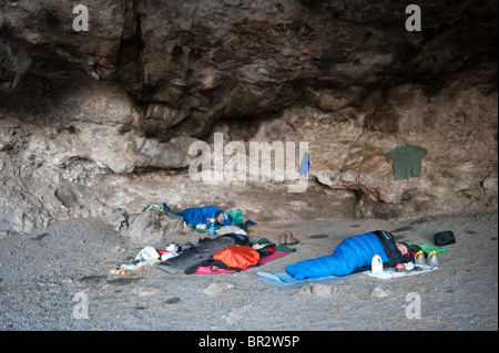 Hikers sleeping in Aasvoelkrantz cave, Highmoor nature reserve, uKhahlamba Drakensberg Park, South Africa Stock Photo