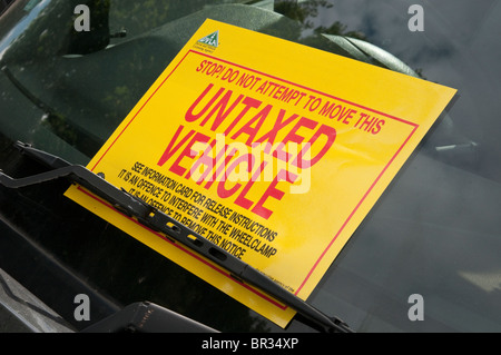 Large adhesive DVLA sticker on windscreen of illegal, untaxed and wheel clamped car Stock Photo