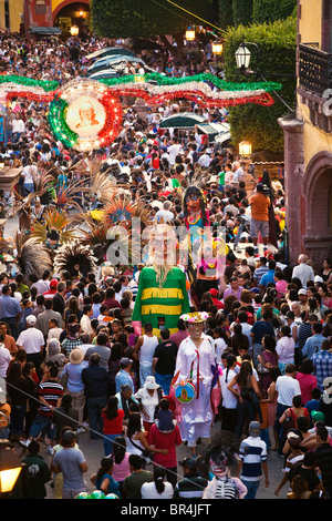 GIANT PAPER MACHE STILT WALKERS, DANCERS andcrowd at the INDEPENDENCE DAY PARADE in September - SAN MIGUEL DE ALLENDE, MEXICO Stock Photo