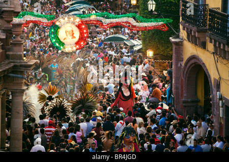 GIANT PAPER MACHE STILT WALKERS, DANCERS andcrowd at the INDEPENDENCE DAY PARADE in September - SAN MIGUEL DE ALLENDE, MEXICO Stock Photo