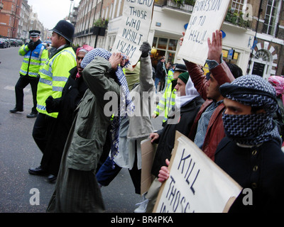 Demonstrators protest over publication of the Danish Prophet Muhammad cartoons, Baker Street, London. February 2006 Stock Photo