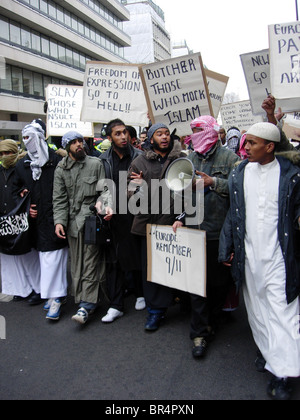 Demonstrators protest over publication of the Danish Prophet Muhammad cartoons, Baker Street, London. February 2006 Stock Photo