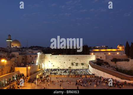 The Temple Mount in Jerusalem, including the Western Wall and the golden Dome of the Rock at Night Stock Photo