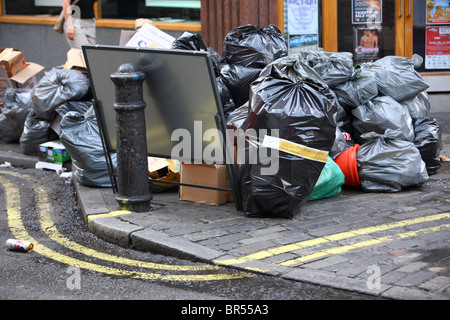 Dirty and untidy street in London with plenty of rubbish Stock Photo ...