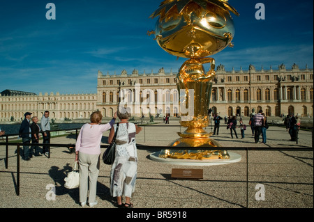 Versailles, France, Large Crowd People, women Tourists family, from Behind, visiting castle, Contemporary Art Show, Takashi Murakami,'Oval Buddha' Events in the Garden, avant garde Paris, Palace of Versailles France, art outdoor, back Stock Photo
