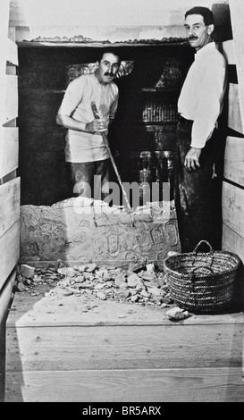 Howard Carter discovered Tutankhamun's tomb in the Valley of the Kings, near Luxor in Egypt in November 1922 here with A C Mace Stock Photo