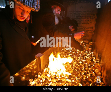 Orthodox Jews from Stamford Hill light candles at the tomb of Rabbi Shulem Moshkovitz. Stock Photo