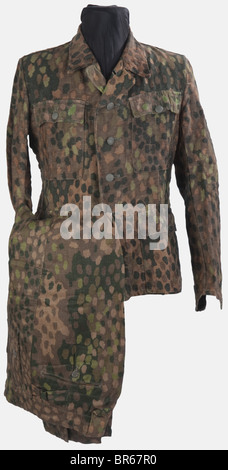SCHUTZSTAFFEL, Ensemble camouflé de la Waffen-SS, modèle 44 dit 'Petits Pois', comprenant une veste camouflée à quatre poches (traces d'insigne sur la manche) et un pantalon du même modèle, , Stock Photo