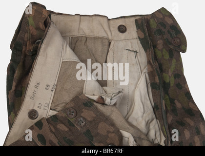 SCHUTZSTAFFEL, Ensemble camouflé de la Waffen-SS, modèle 44 dit 'Petits Pois', comprenant une veste camouflée à quatre poches (traces d'insigne sur la manche) et un pantalon du même modèle, , Stock Photo