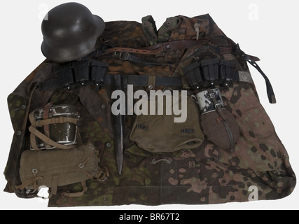 SCHUTZSTAFFEL, Ensemble d'équipements de la Waffen-SS, comprenant un ceinturon cuir noir avec sa boucle aluminium troupe, une paire de cartouchières 98K en cuir noir, un sac à pain en toile verte, une baionnette 98K avec son porte-baionette, une gourde complète avec son quart, un Sturmgepäck avec sa sacoche et sa gamelle, un brelage lourd en cuir noir, un poncho camouflage '3' (mauvais état avec un manque dans la toile), un casque modèle 42 sans insigne, peinture feldgrau (présente à 80 %) avec marquage SS sur la nuquière, , Stock Photo