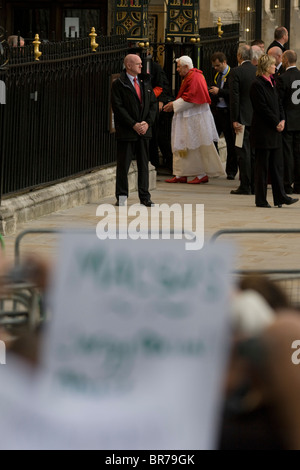 Pope Benedict XVI arrives at Westminster Abbey during his papal tour of Britain 2010, the first visit by a pontiff since 1982. Stock Photo