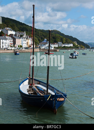 A sailing boat on the River Dovey (Afon Dyfi) estuary at the seaside town of Aberdovey (Aberdyfi) on the Welsh coast Stock Photo