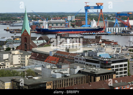 Panoramaansicht von Kiel an der Ostsee in Schleswig-Holstein, Alter Markt mit evangelischer Nikolaikirche, Kieler Hafen, HDW-Werft ThyssenKrupp Stock Photo