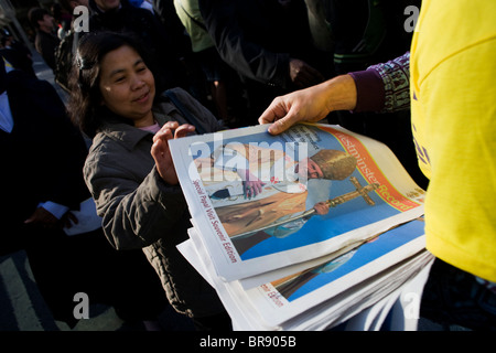 Catholics read free newspapers to crowds outside Westminster Cathedral before Pope Benedict XVI arrives Stock Photo