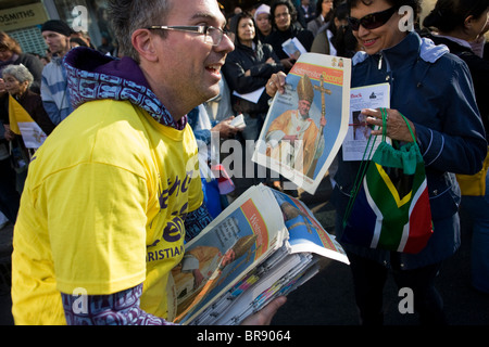 Catholics read free newspapers to crowds outside Westminster Cathedral before Pope Benedict XVI arrives Stock Photo