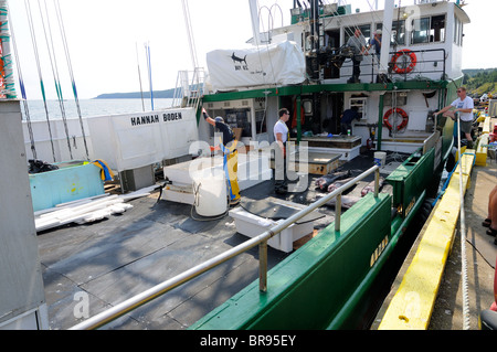 Captain Linda Greenlaw Of The Hannah Boden Fishing Boat, Sister Ship ...