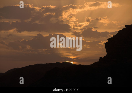 sun goes down over the desert at Wadi Rum in Jordan Stock Photo