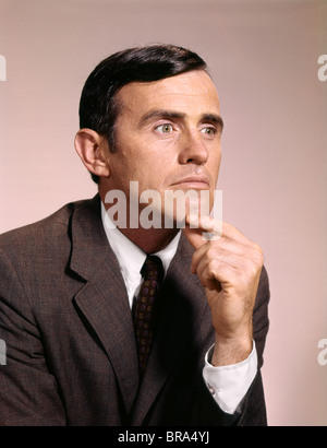 1960s PORTRAIT THINKING MAN BUSINESSMAN THOUGHTFUL HAND CHIN BUSINESS SUIT TIE RETRO Stock Photo