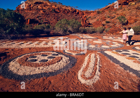 Tribal elders & sand painting, Ipolera Aboriginal Community, Central Australia Stock Photo