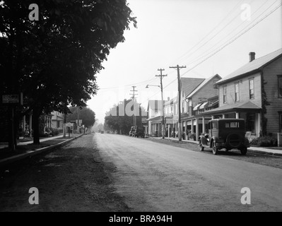 1930s JENNERSTOWN PENNSYLVANIA LOOKING DOWN THE MAIN STREET OF THIS SMALL TOWN Stock Photo