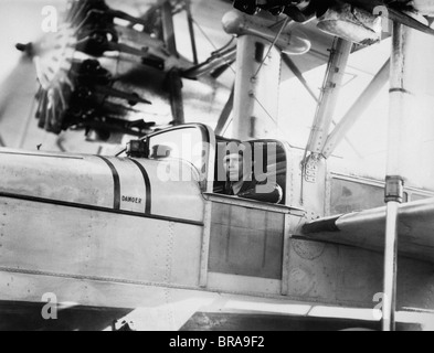 1920s 1927 CHARLES LINDBERGH AMERICAN AVIATOR IN COCKPIT OF PLANE Stock Photo