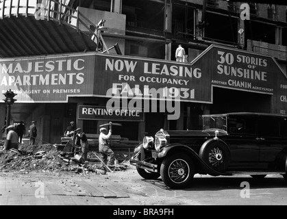 1930s CONSTRUCTION SITE & RENTAL OFFICE OF MAJESTIC APARTMENT BUILDING CENTRAL PARK WEST & 72ND STREET MANHATTAN NEW YORK CITY Stock Photo