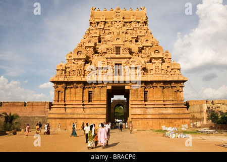 Pilgrims at the Bridhadishwara Temple (Bridhadeeshwara Temple) (Great Chola Temple), Thanjavur, UNESCO,Tamil Nadu, India Stock Photo