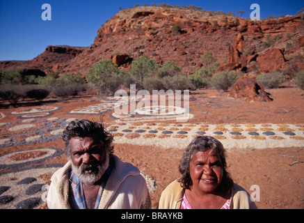 Tribal elders & sand painting, Ipolera Aboriginal Community, Central Australia Stock Photo