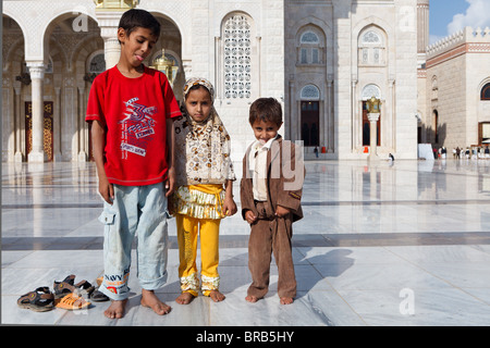 Children outside Al Saleh Mosque, Sana'a, Yemen Stock Photo