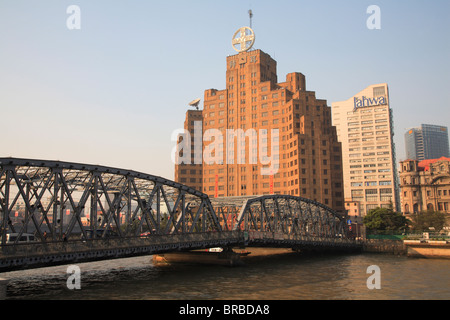 Historic Broadway Mansions Hotel (formerly Shanghai Mansions) built in 1930s, Suzhou Creek, Shanghai, China Stock Photo