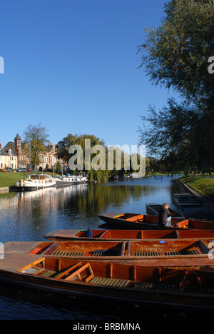 Punts and houseboats on the River Cam, Cambridge Stock Photo