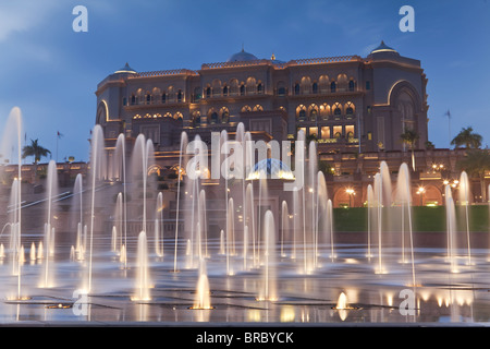 Water fountains in front of the Emirates Palace Hotel, Abu Dhabi, UAE Stock Photo