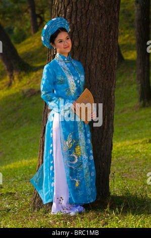 Bride dressed in traditional dress posing for the camera, Hue, Vietnam, Indochina Stock Photo