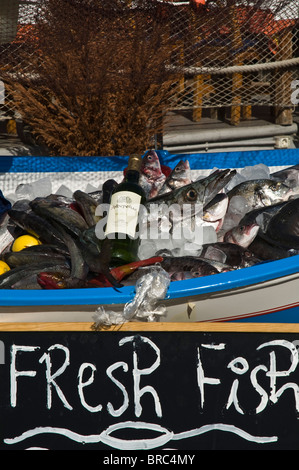 dh  PUERTO DEL CARMEN LANZAROTE Fresh fish Lanzarote restaurants fish display board restaurant Stock Photo