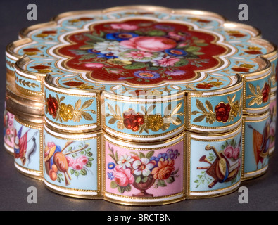 A fine enamelled gold box in a leather case, London, 1795/96 22-carat rose gold, enamelled, and hand painted. The entire surface of the twelve-section, oval box is enamelled. The top and bottom bear translucent red medallions on a guilloché background, displaying a hand-painted bouquet or a basket of flowers, set in turquoise flowery friezes with roses or flowers in yellow, red, and blue enamel. The rim of the lid is decorated en suite with flowers, and the lower edge bears twelve hand-painted cartouches on turquoise or rose-coloured enamel, displaying iridesce, Stock Photo