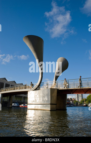 Modern footbridge across the floating harbor at Narrow Quay in the centre of Bristol Stock Photo