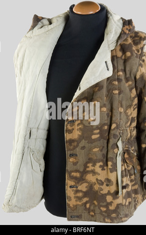 Schutzstaffel, Parka camouflé Waffen SS, camouflage dit "Feuilles de chêne", réversible blanc. Pièce portée et assez réparée., , Stock Photo