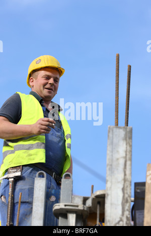 DEU, 20100907, Bauarbeiter auf einem Geruest bei einer Zigarettenpause Copyright (c) Gerhard Leber