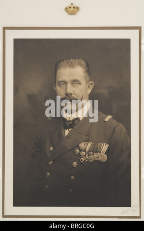Archduke Franz Ferdinand of Austria-Este (1863 - 1914), a presentation photograph of the heir to the throne as a k.u.k Navy Admiral Large format half-portrait in uniform wearing medals. Photographer's signature, 'Förster'. The passepartout bears a golden archducal crown and the Archduke's signature in ink dated '1 January 1912' on the lower edge. Under glass in a simple wooden frame with carved and gilded molding. 52 x 44 cm., people, 1910s, 20th century, object, objects, stills, clipping, clippings, cut out, cut-out, cut-outs, man, men, male, Stock Photo