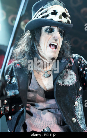 Alice Cooper wearing a skull top hat on stage at Wolverhampton Civic Hall on the Theatre of Death tour Stock Photo