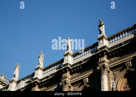 Statues of Cicero, Archimedes, Plato and Aristotle on the back of the Royal Academy, Mayfair, London, UK Stock Photo