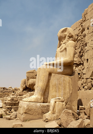 Statue of sitting pharaoh in Karnak Temple, Luxor Stock Photo - Alamy
