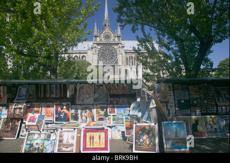 Book stalls of Les Bouquinistes on Quai de Montebello on the left bank of the Seine River with Notre Dame in the background in Paris, France. Stock Photo