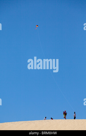 Tourists enjoying the sand dunes at Jockey's Ridge State Park, Nags Head, on the Outer Banks. North Carolina Stock Photo