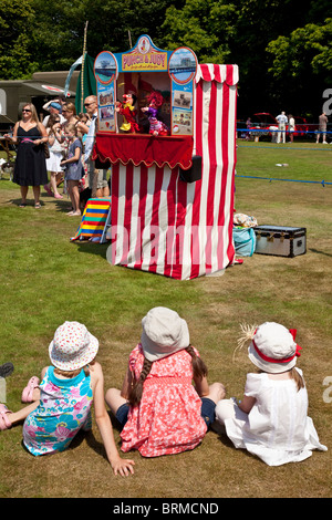 Children watch a traditional Punch and Judy show, Nutley Fete, Sussex, England Stock Photo