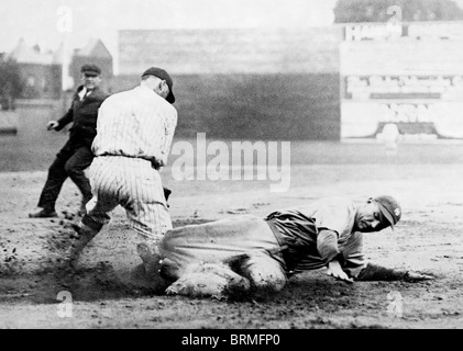 FILE ** New York Yankee legend Phil Rizzuto waves to fans at Old